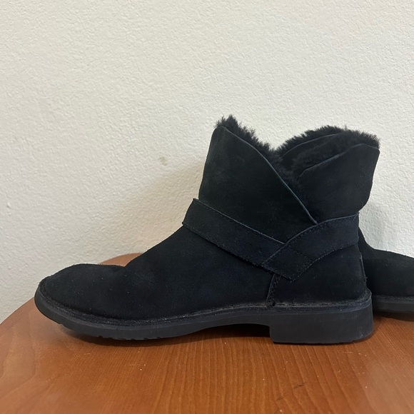 UGG Romely Short Buckle Women’s Size 7.5 Black Suede Ankle Boot Fur Wool Plush - Picture 3 of 9